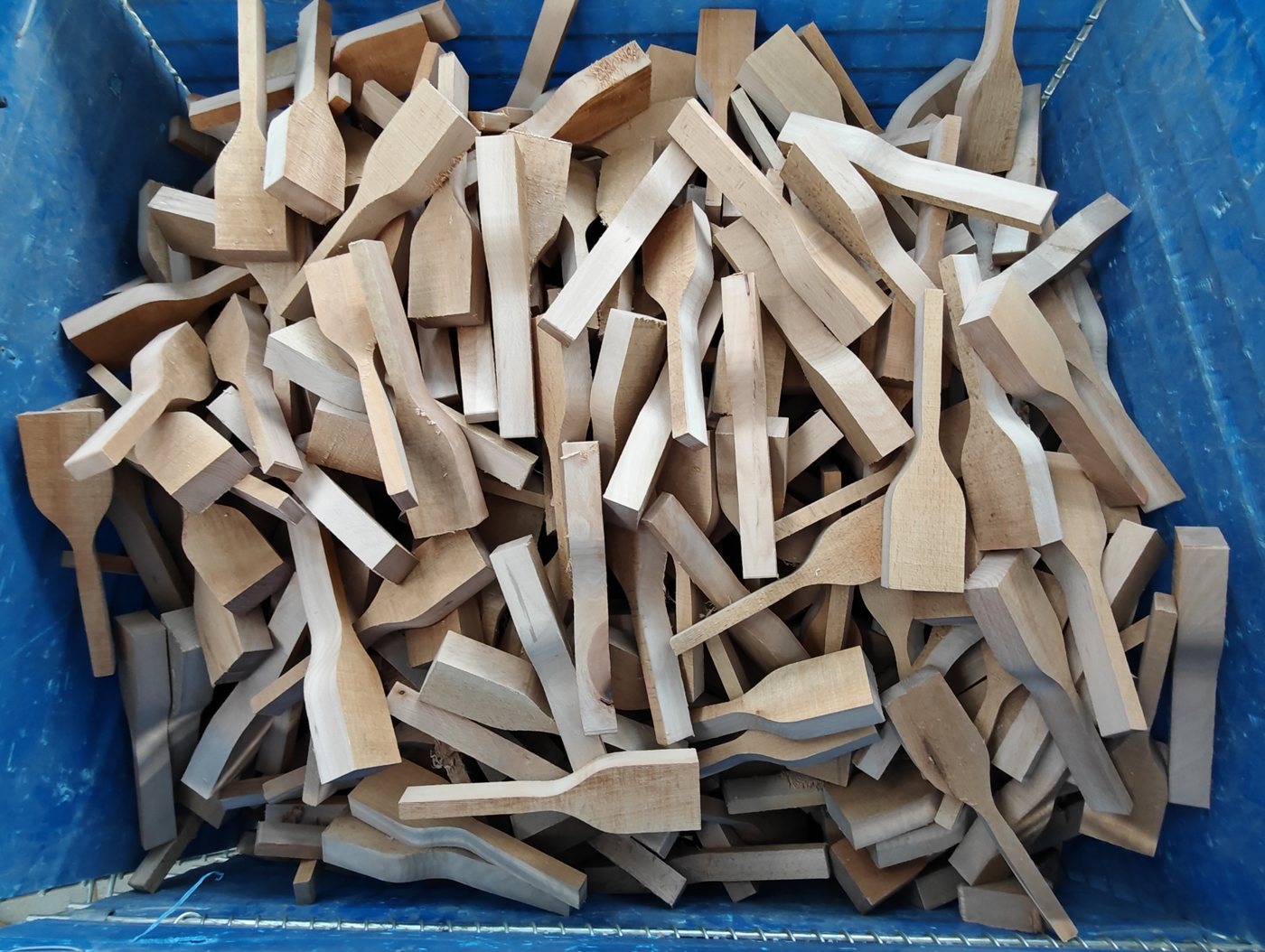 Thick beech spoon blanks after AI cutting, ready for the required downstream operations.